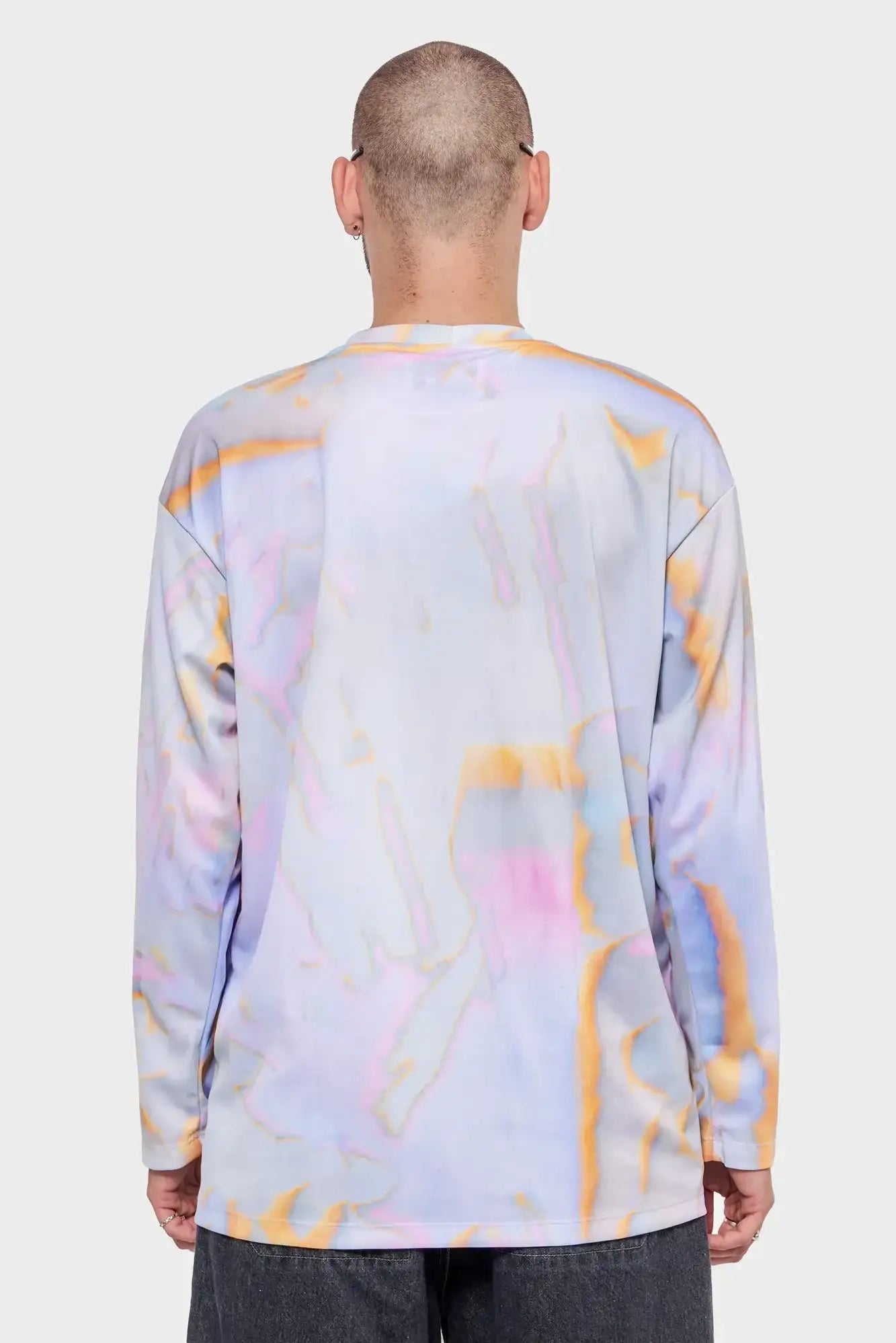 Mężczyzna w długim rękawie w pastelowy wzór tie-dye, widok od tyłu, moda streetwear