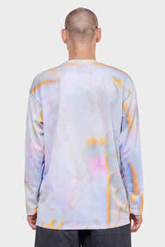 Mężczyzna w długim rękawie w pastelowy wzór tie-dye, widok od tyłu, moda streetwear