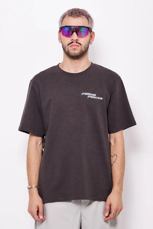 Mężczyzna w czarnej koszulce z napisem, okulary sportowe, modna stylizacja streetwear