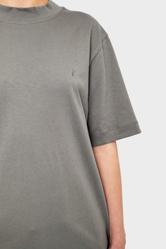 Szara oversize koszulka z krótkim rękawem, małe haftowane logo, minimalistyczny styl