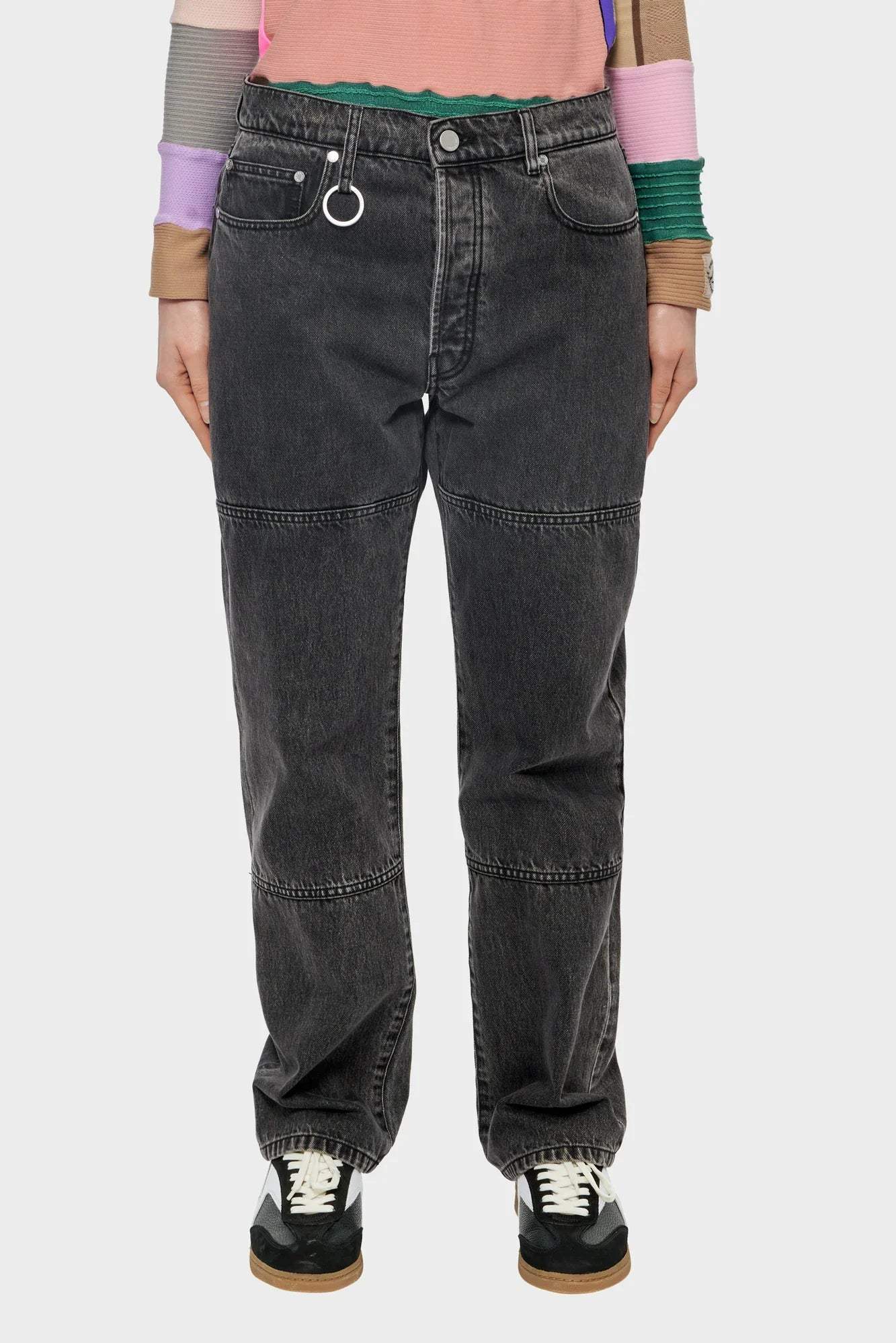 Czarne jeansy z prostą nogawką, srebrnym kółkiem przy pasku, styl streetwear unisex