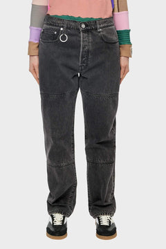 Czarne jeansy z prostą nogawką, srebrnym kółkiem przy pasku, styl streetwear unisex