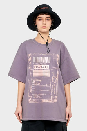 Osoba w fioletowym t-shircie z graficznym nadrukiem bagażowym i czarnym bucket hat, moda streetwear
