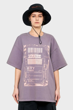 Osoba w fioletowym t-shircie z graficznym nadrukiem bagażowym i czarnym bucket hat, moda streetwear