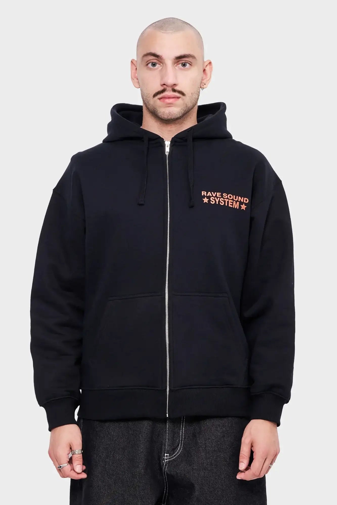 Czarna bluza z kapturem na suwak, napis RAVE SOUND SYSTEM, styl streetwear