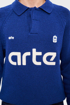 Niebieski sweter z kołnierzem, logo arte i białym nadrukiem na przodzie, moda męska