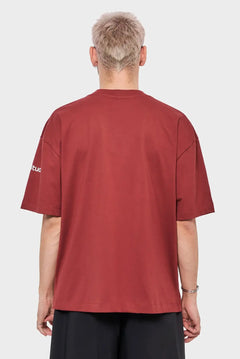 Mężczyzna w bordowym t-shircie z krótkim rękawem, widok od tyłu, styl streetwear