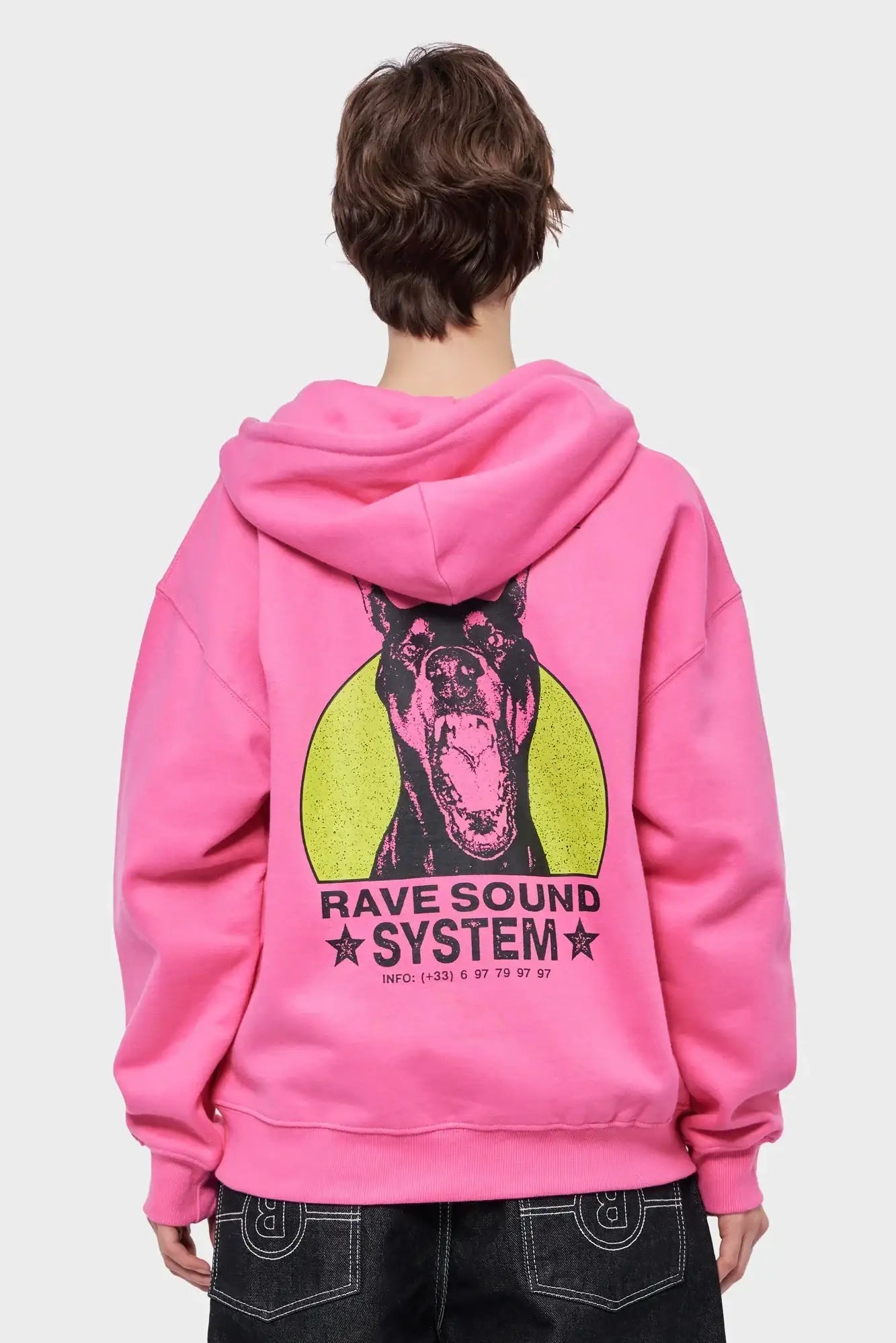 Różowa bluza z kapturem, czarny nadruk psa i napis Rave Sound System na plecach