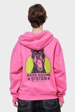 Różowa bluza z kapturem, czarny nadruk psa i napis Rave Sound System na plecach