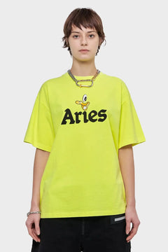 Modelka w neonowej żółtej koszulce Aries z nadrukiem kaczki, styl streetwear