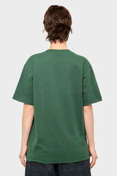 Zielony t-shirt unisex, klasyczny krój, widok z tyłu na sylwetce.