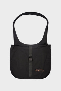 Czarna torba na ramię z klamrą, minimalistyczny design, unisex, modny dodatek