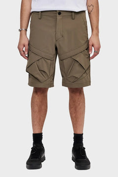 Męskie khaki bermudy cargo z dużymi kieszeniami, styl streetwear, przód widoczny na modelu