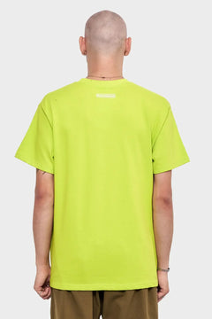 Mężczyzna w limonkowej koszulce z krótkim rękawem, widok od tyłu, modna odzież streetwear
