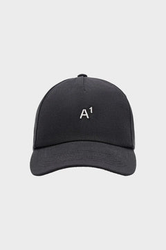 Czarna czapka z daszkiem z białym haftem A1, minimalistyczny design, akcesoria modowe