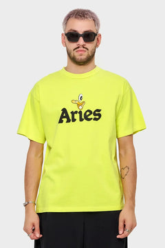 Mężczyzna w limonkowym t-shircie Aries z nadrukiem kaczki, okulary przeciwsłoneczne