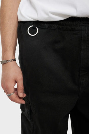 Czarne spodnie z pierścieniem metalowym, detal w pasie, styl streetwear, męska biżuteria