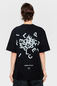 Czarna koszulka z nadrukiem białych liter na plecach i napisem Bridge the Gap, moda streetwear