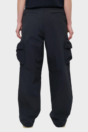 Czarne spodnie cargo z kieszeniami bocznymi, luźny krój, widok od tyłu, moda streetwear