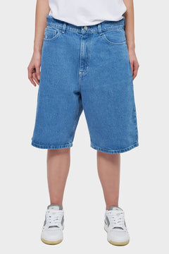 Damskie szerokie szorty jeansowe, jasnoniebieski denim, białe sneakersy