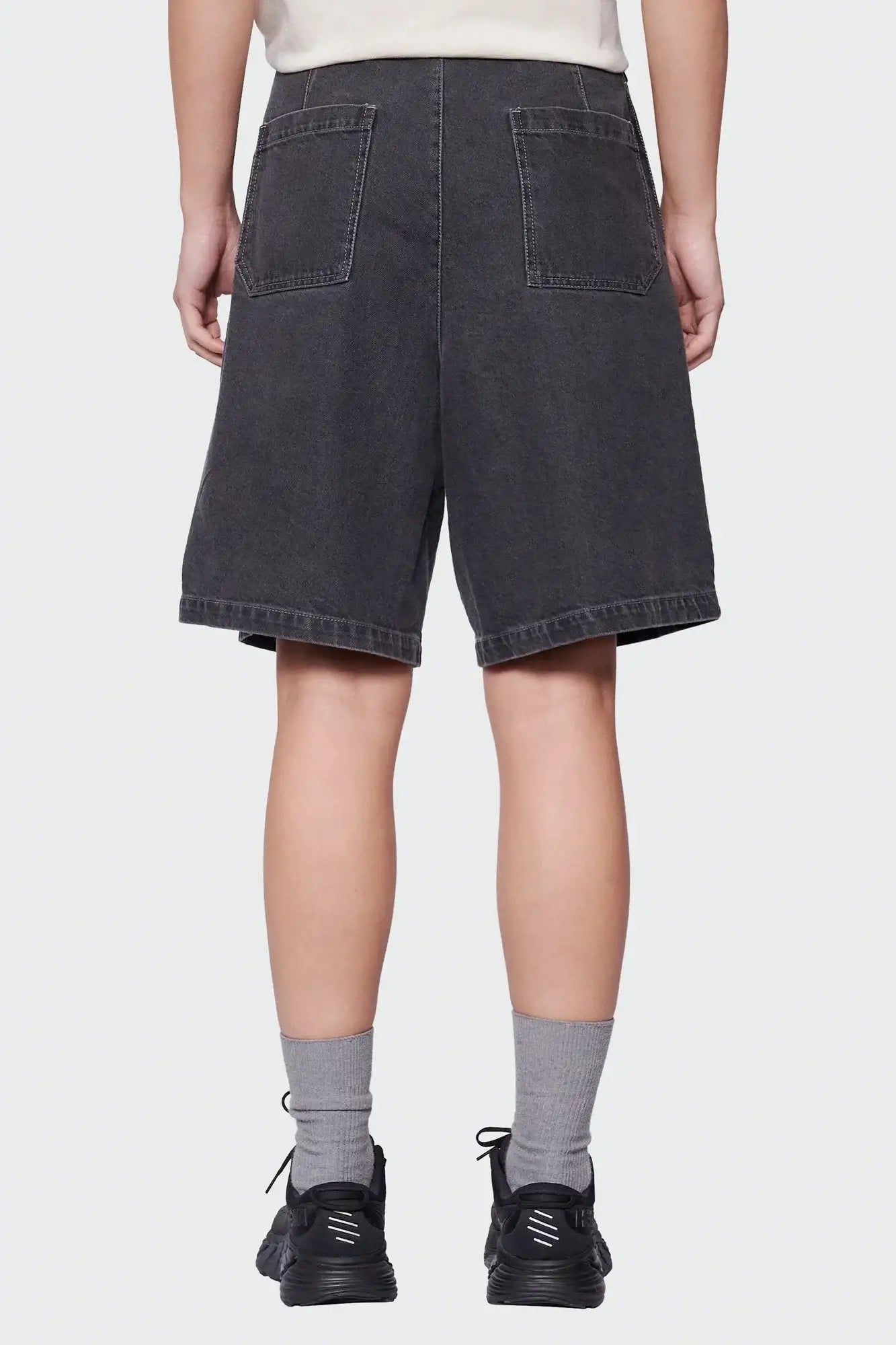 Czarne szorty jeansowe z kieszeniami, widok z tyłu, styl streetwear