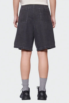 Czarne szorty jeansowe z kieszeniami, widok z tyłu, styl streetwear