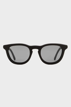 Czarne modne okulary przeciwsłoneczne z okrągłymi szkłami na białym tle