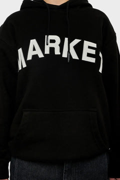 Czarna bluza z kapturem, duży biały napis MARKET na przodzie, kieszeń kangurka, styl streetwear