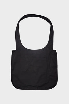 Czarna torba na ramię, prosta, minimalistyczna, na białym tle, styl casual
