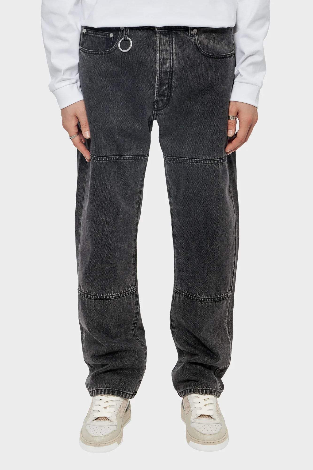 Czarne luźne jeansy z przeszyciami na nogawkach, męska stylizacja streetwear