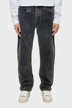 Czarne luźne jeansy z przeszyciami na nogawkach, męska stylizacja streetwear