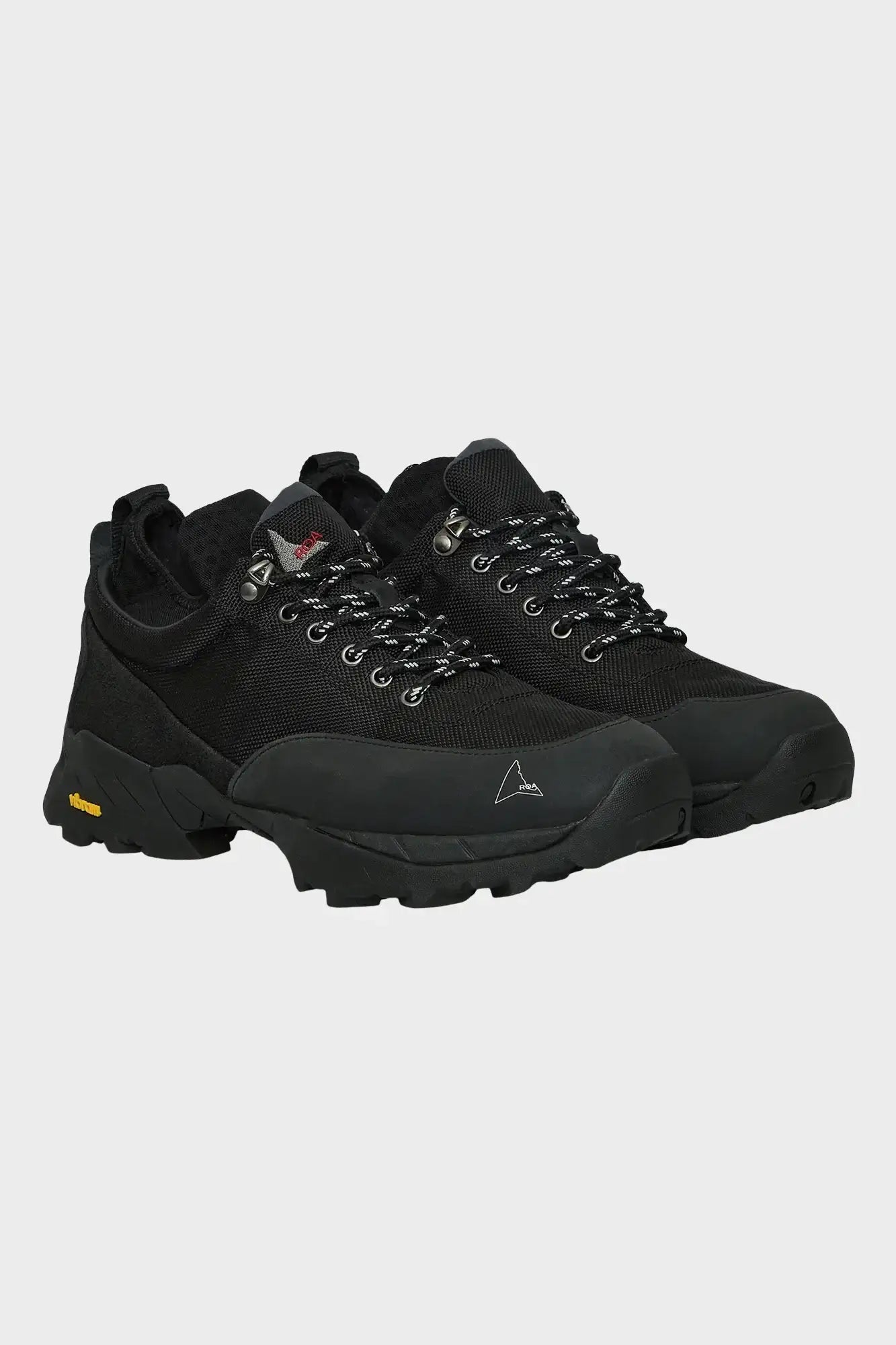 czarne buty trekkingowe z siateczką, grubą podeszwą Vibram i okrągłymi sznurowadłami