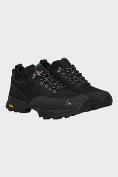 czarne buty trekkingowe z siateczką, grubą podeszwą Vibram i okrągłymi sznurowadłami
