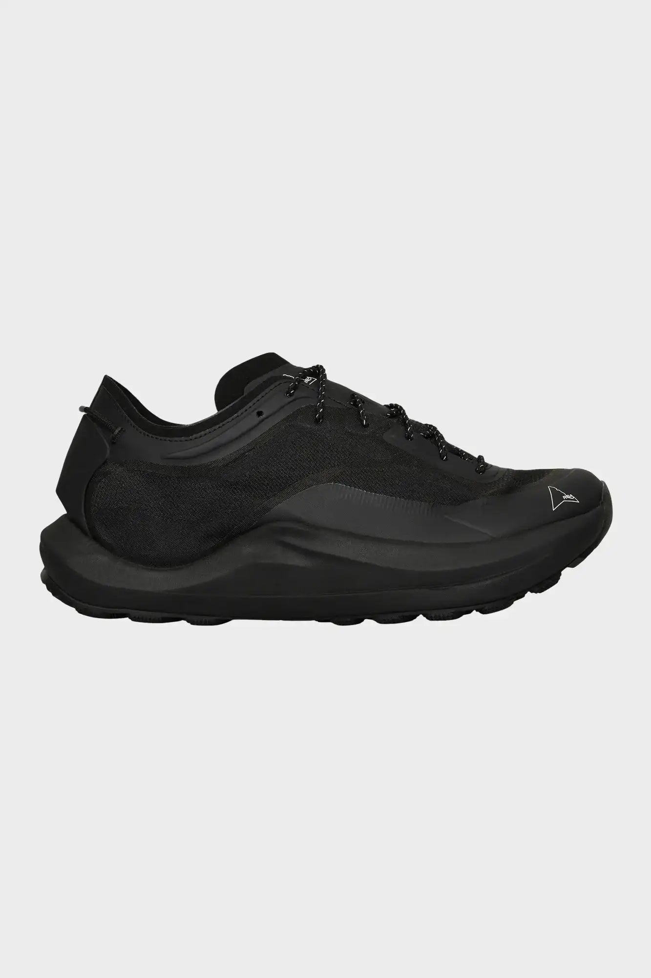 Czarny sneaker męski o nowoczesnym designie, sportowa podeszwa, sznurowadła