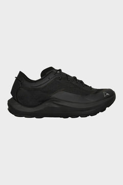 Czarny sneaker męski o nowoczesnym designie, sportowa podeszwa, sznurowadła