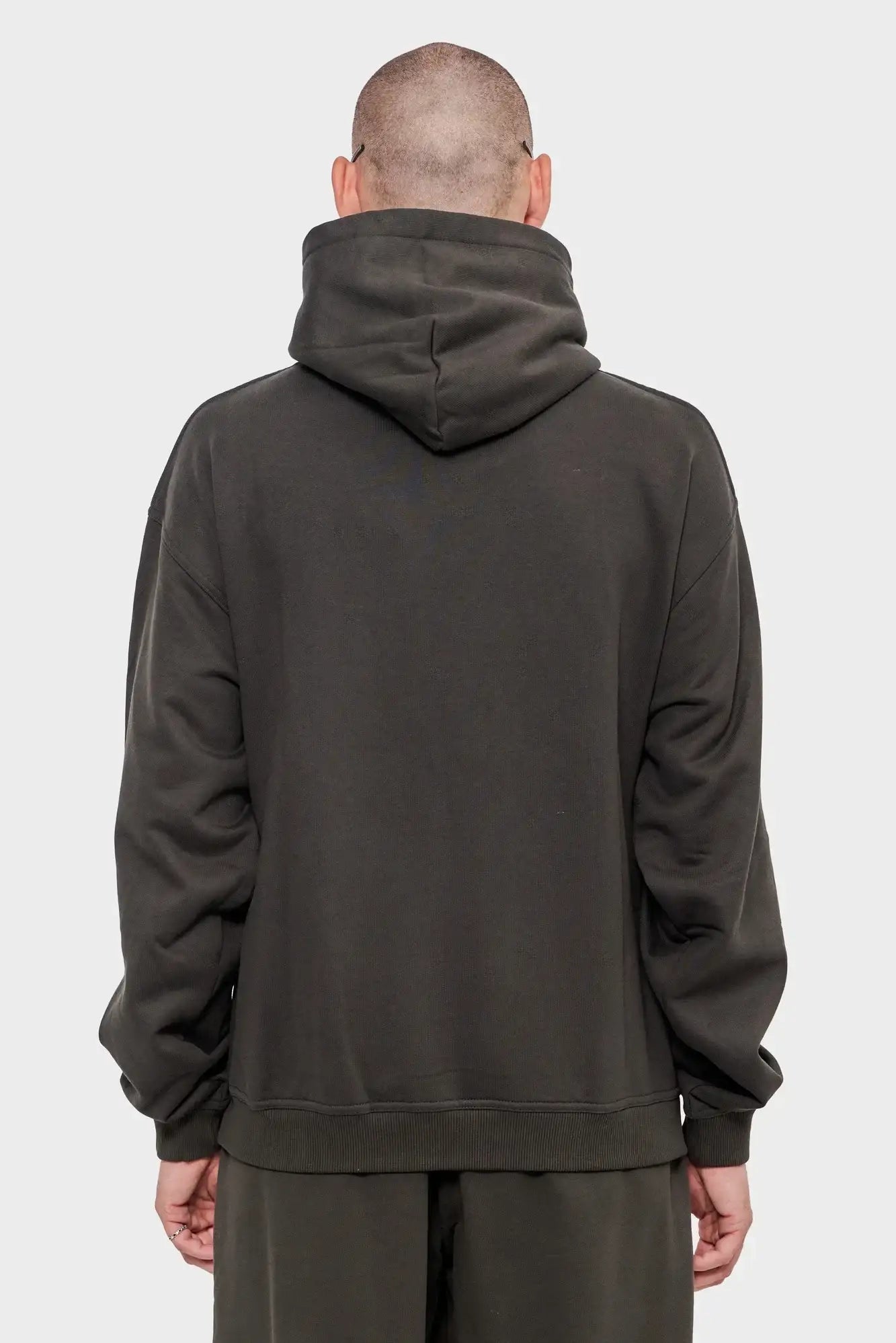 Ciemnoszara bluza z kapturem, luźny krój, widok z tyłu, moda streetwear męska