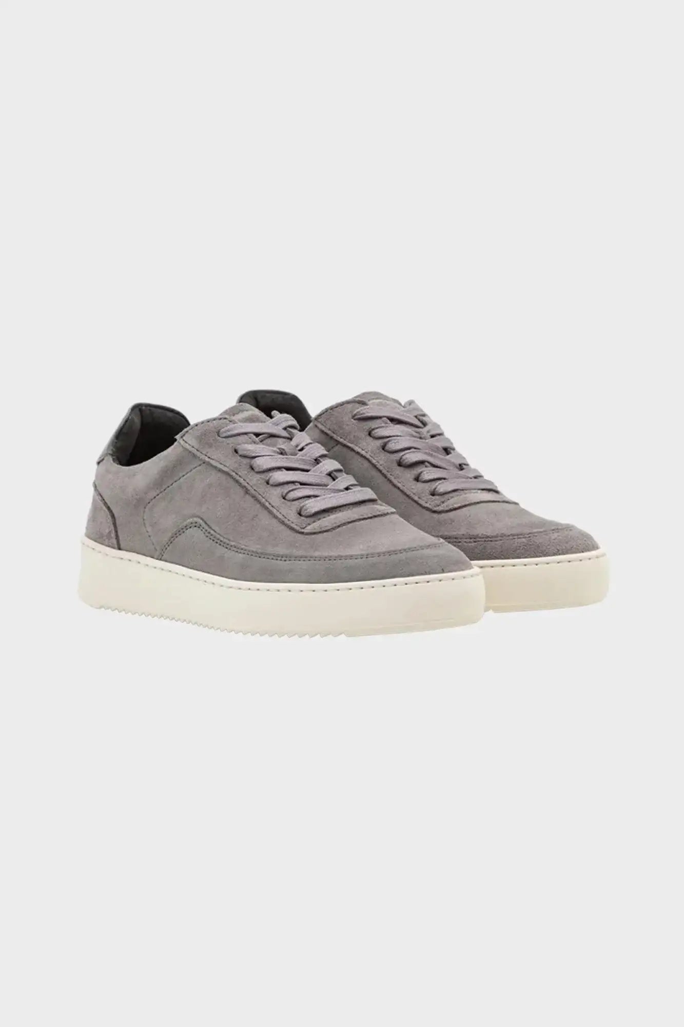 Szare zamszowe sneakersy męskie na białej podeszwie, minimalistyczny design