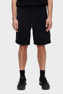 Czarne męskie szorty cargo, duże kieszenie, styl streetwear, model w czarnych butach