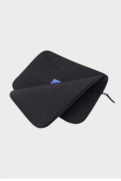 Czarna etui na laptopa z suwakiem, minimalistyczny design, niebieska metka