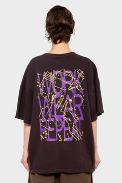 Czarna oversize koszulka z fioletowym napisem i żółtymi akcentami na plecach, moda streetwear