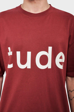 Bordowy t-shirt z białym nadrukiem tekstowym na klatce piersiowej, modna odzież streetwear