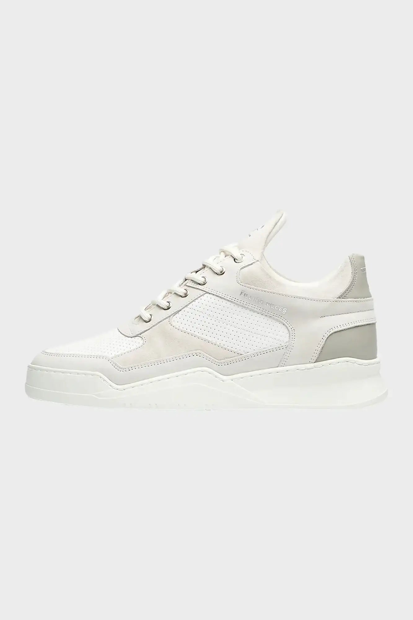 białe sneakersy męskie z perforacją, gładka podeszwa, minimalistyczny design