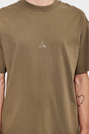 Khaki koszulka męska z minimalistycznym logo ROA i tatuażem serca z drutu kolczastego na ramieniu