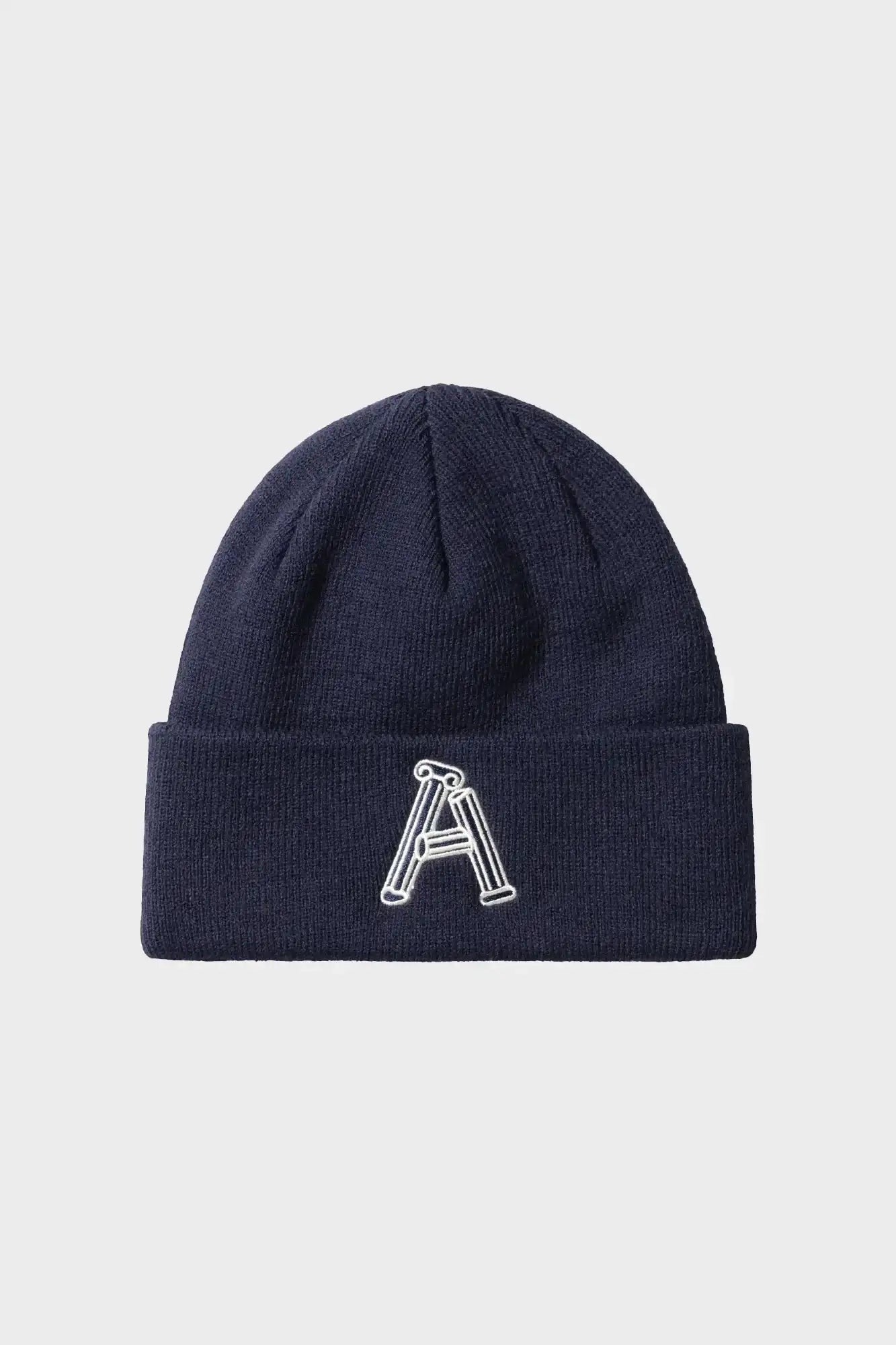 Granatowa czapka beanie z haftowaną literą A, minimalistyczny design, odzież uliczna