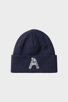 Granatowa czapka beanie z haftowaną literą A, minimalistyczny design, odzież uliczna