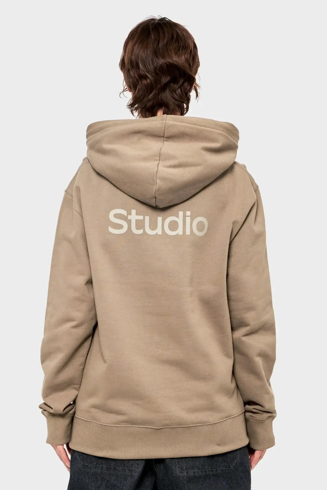 Beżowa bluza z kapturem, napis Studio na plecach, streetwear, moda miejska