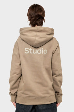 Beżowa bluza z kapturem, napis Studio na plecach, streetwear, moda miejska