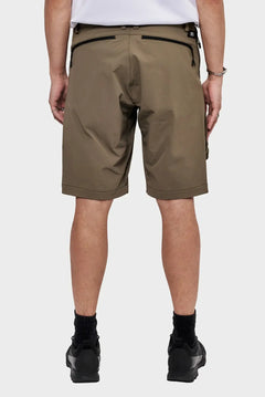 Męskie khaki szorty z kieszeniami na zamek, widok z tyłu, styl streetwear