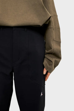 Czarne spodnie z logo, brązowa bluza, styl streetwear, moda męska premium