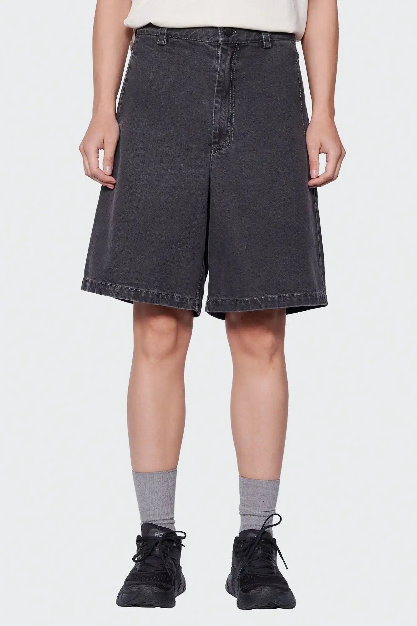 Czarne, szerokie dżinsowe szorty o luźnym kroju, styl streetwear